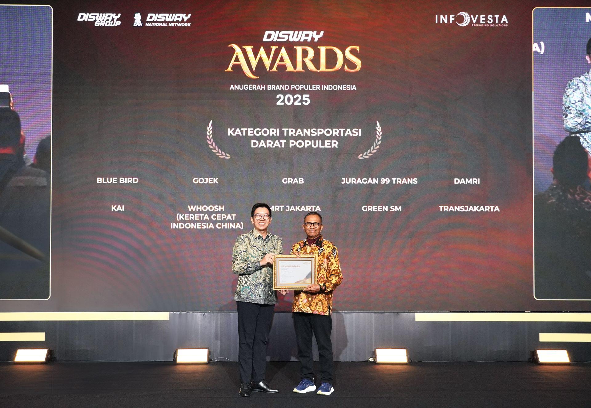 Deny Tjia, Managing Director Green SM Indonesia, menerima penghargaan pada ajang Disway Awards 2025.
